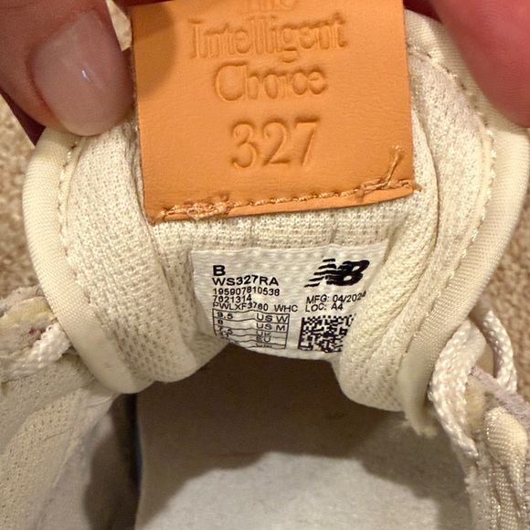 New Balance 327 - Picture 2 of 7